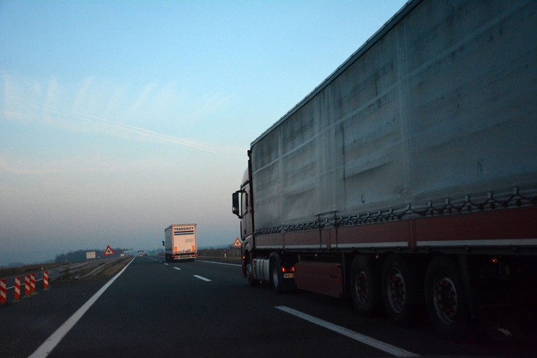 Pazite na cestama. Magla, jak vjetar i skliski kolnici stvaraju probleme