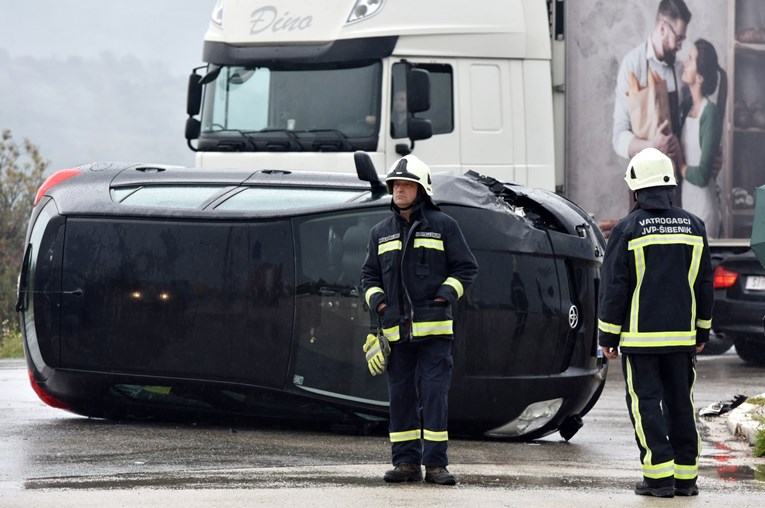 Nesreća na Šibenskom mostu, auto završio na boku