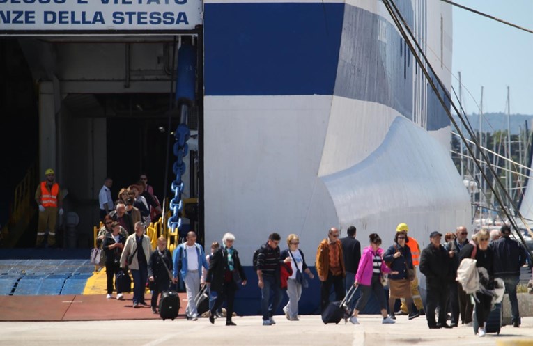 Pokvareni brod napokon stigao u Split, putnici se iskrcali. Pogledajte snimku