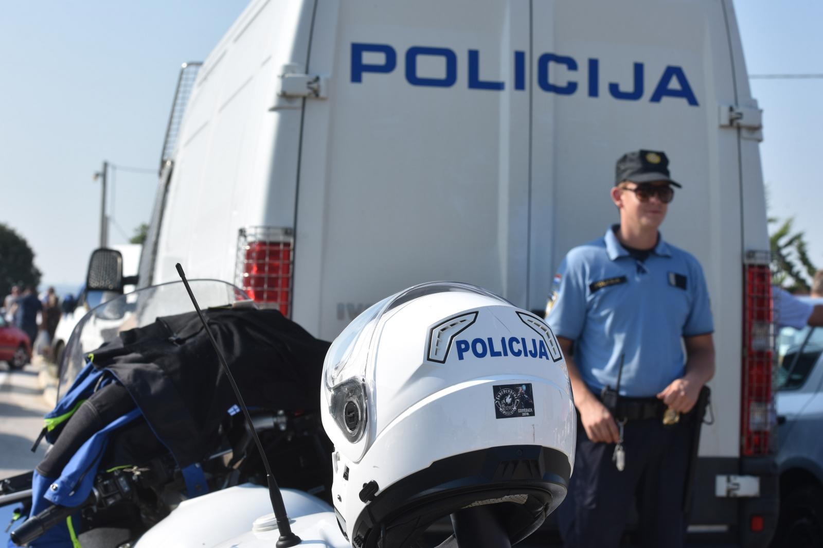 Kamenovali policijsku maricu i divljali po Petrinji