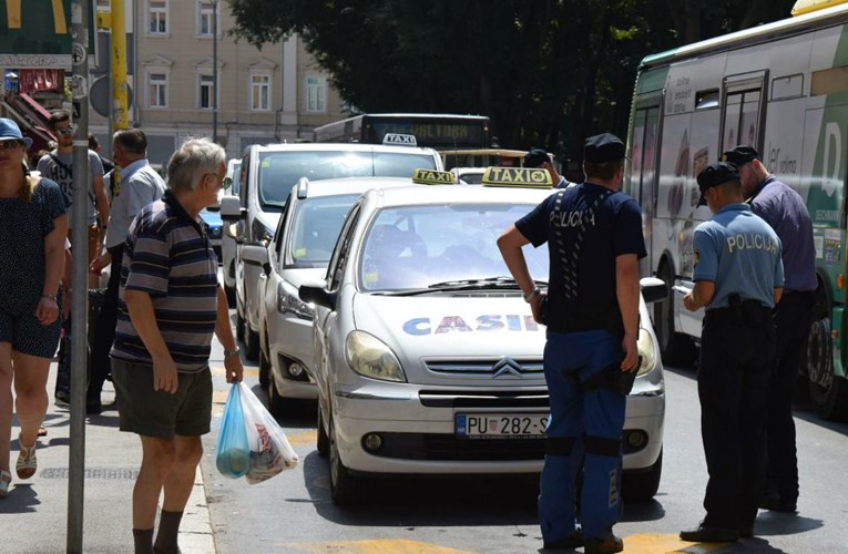 Pulski taksisti blokirali promet, prosvjeduju protiv Cammea i Ubera