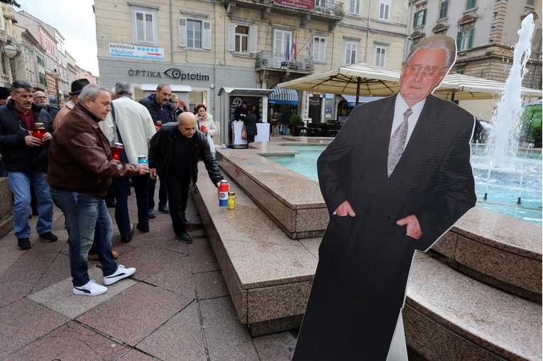 VIDEO Građani u Rijeci palili svijeće pred kartonskim Tuđmanom