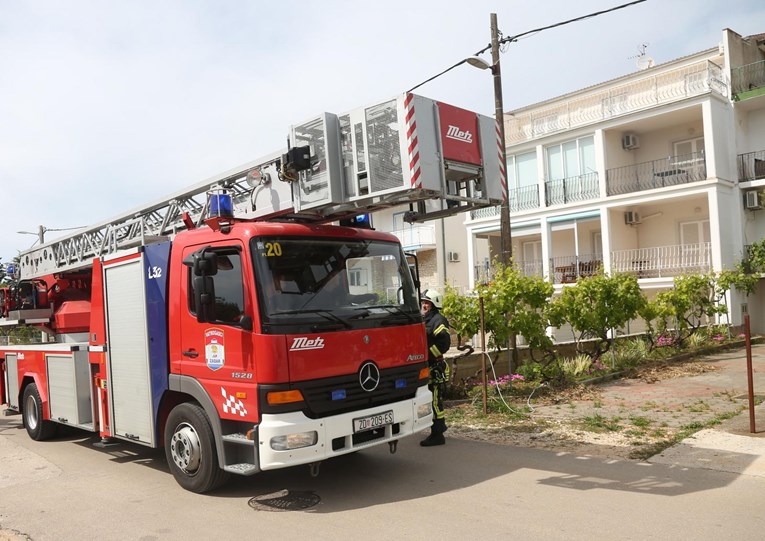 Požar u stanu u Benkovcu, vatrogasci u njemu pronašli mrtvu ženu