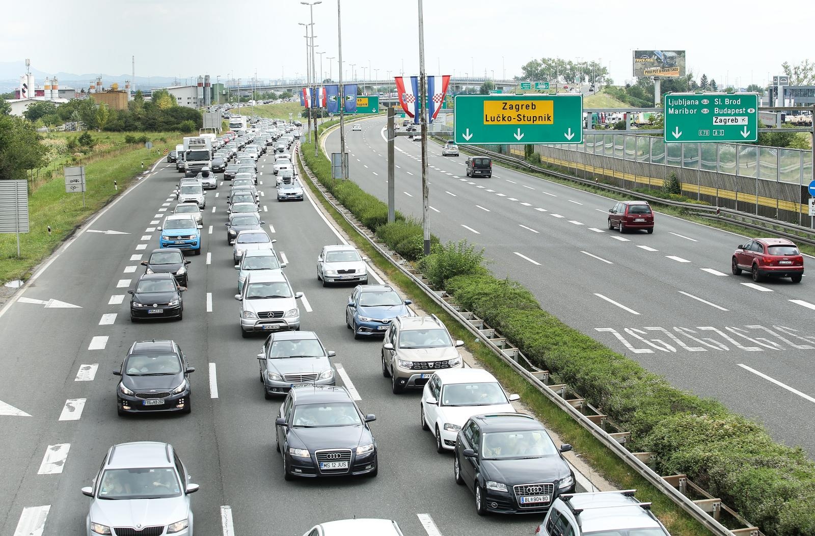 Rasuo se teret na autocesti, zatvoren jedan trak i izlaz prema Karlovcu