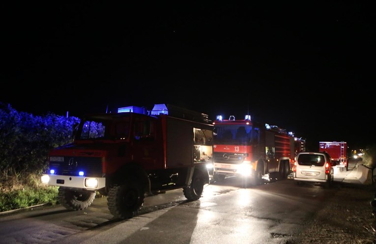 Požar u Splitu: Izgorio stan, vatrogasci spasili dvoje mladih