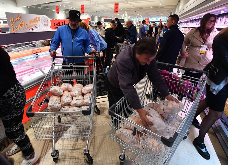 Lidl otvorio dućane u Srbiji. Građani čekali u redovima, došao i Vučić