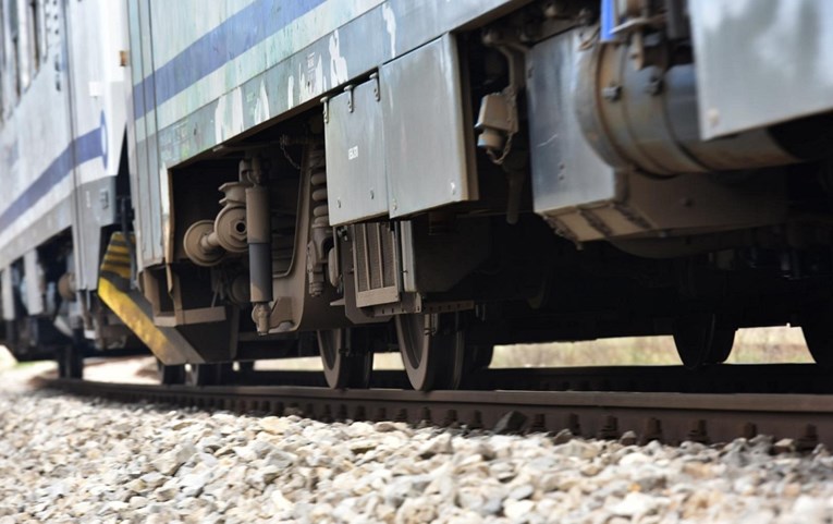 Vlak kod Županje udario radni stroj