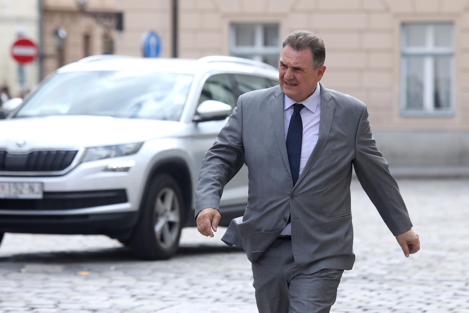 Čačić prekinuo suradnju s HDZ-om i dao podršku Milanoviću