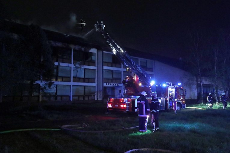 Izbio veliki požar u napuštenom komunalnom poduzeću u Gorici