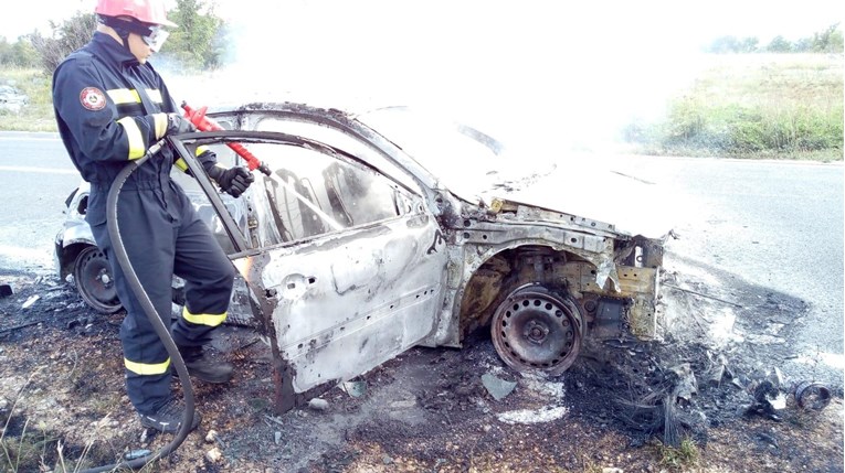 Kod Nina izgorio auto umirovljenog krim-policajca
