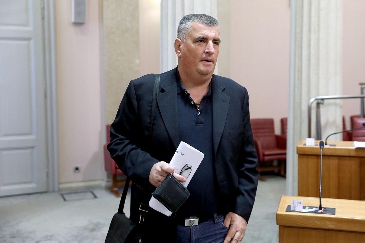Bulj u saboru potrgao tekst novog zakona