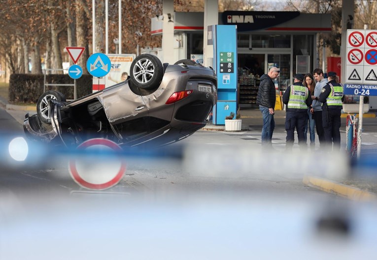 Nesreća u Zagrebu: Auto se prevrnuo na krov, jedna osoba ozlijeđena