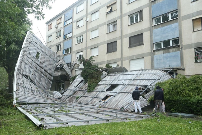 FOTO Ogromni limeni krov pao po ulici u Zagrebu