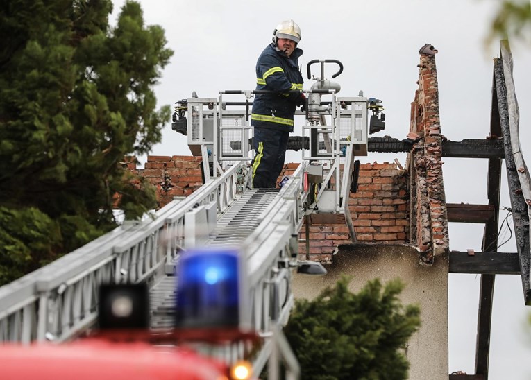 VIDEO Potpuno izgorio krov kuće u Zagrebu