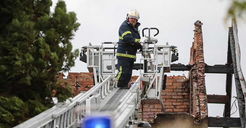 VIDEO Potpuno izgorio krov kuće u Zagrebu