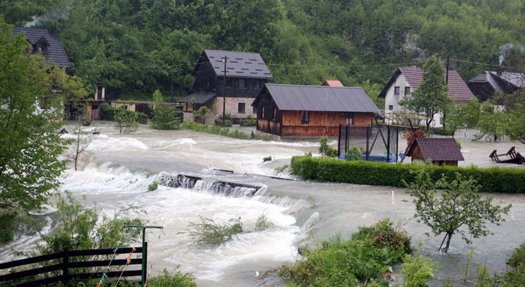 Rijeke naglo rastu, dramatično kod Rakovice: Odsječeno selo, spašavaju turiste