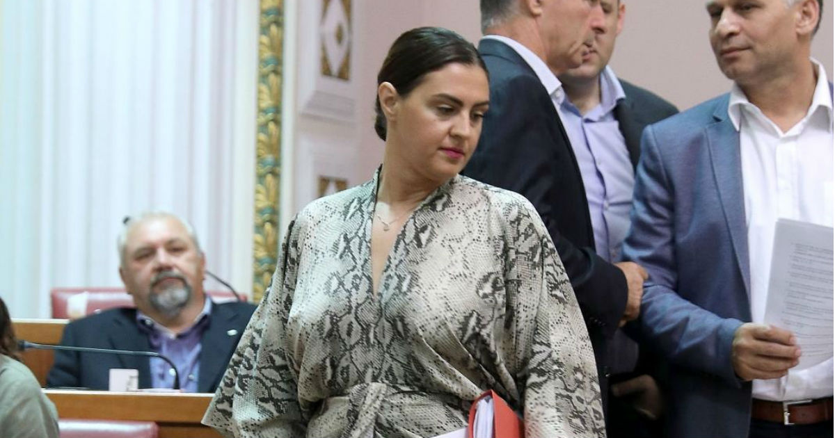 Odvažna moda u saboru: Mlada mostovka na sjednicu stigla u zmijskom uzorku