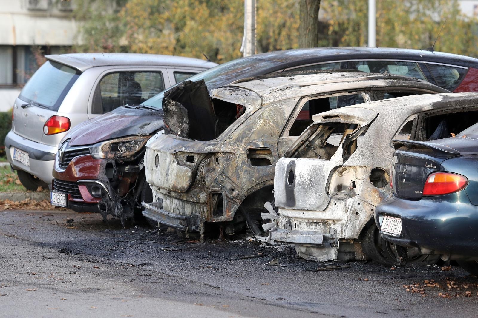 U Zagrebu noćas gorjelo devet automobila. Dva skoro u potpunosti izgorjela