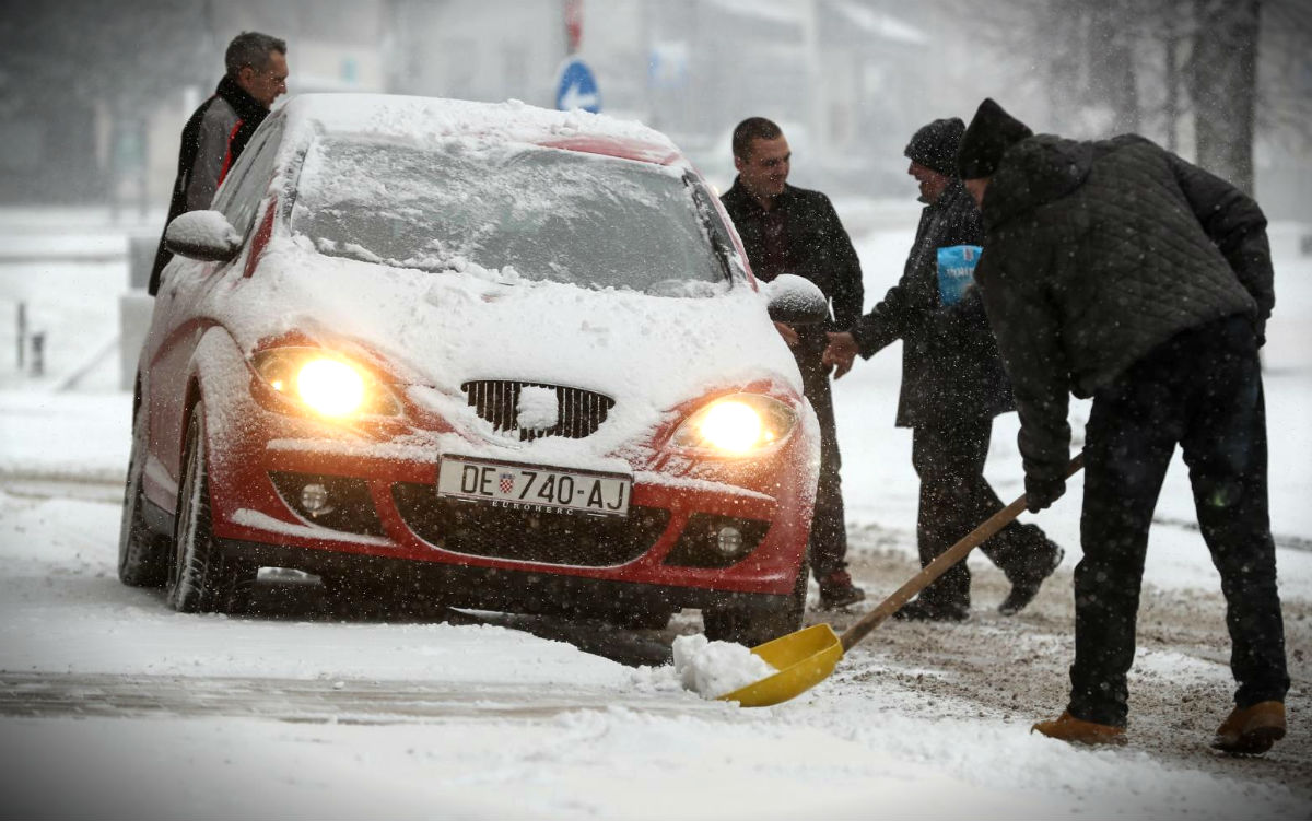 Snijeg zabijelio Hrvatsku, a sutra će ga biti još. Evo kada stiže promjena