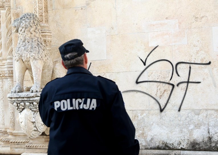 FOTO Netko je išarao katedralu u Šibeniku