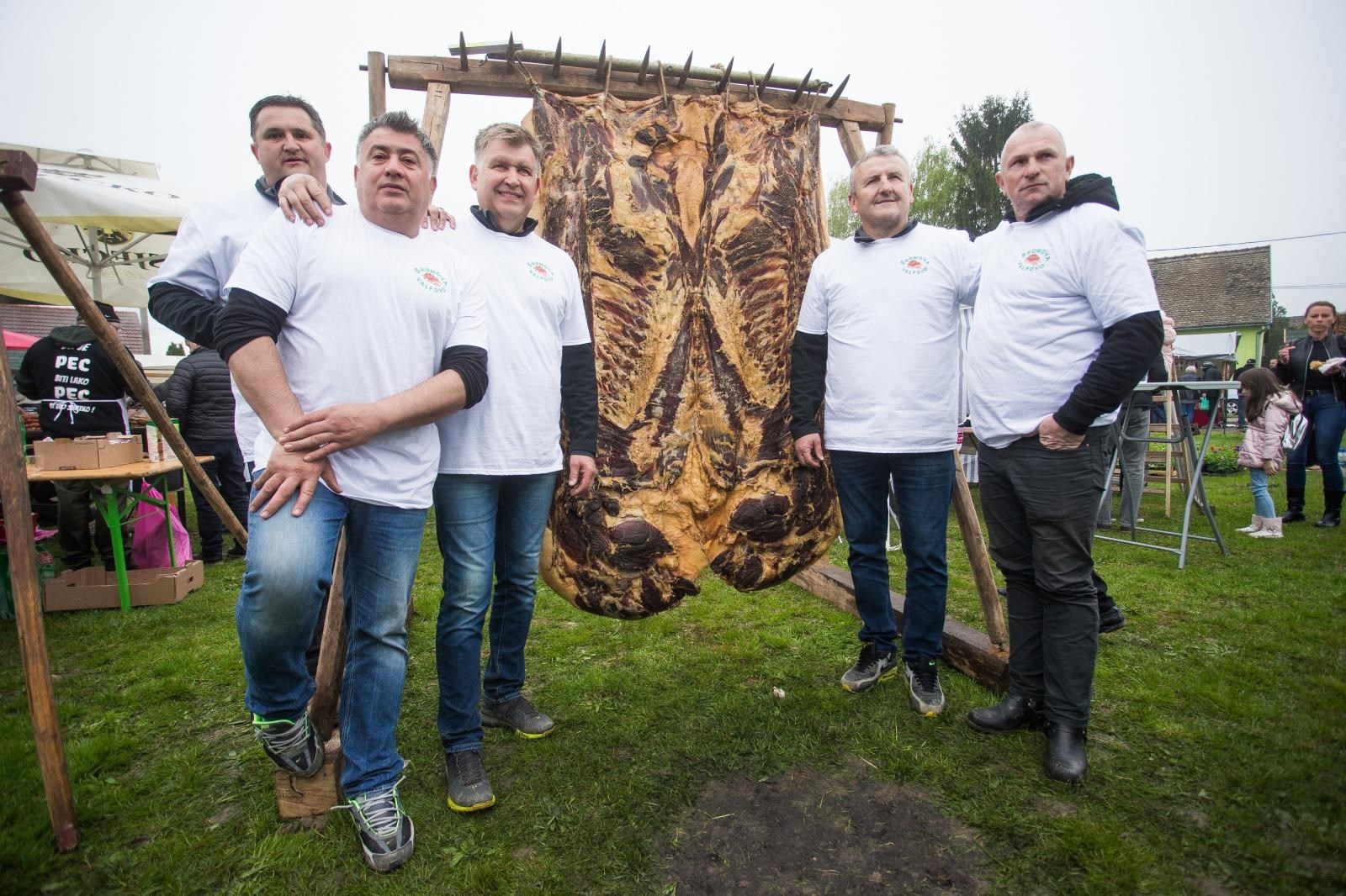 FOTO Svi su se htjeli fotografirati pored slanine od nevjerojatnih 195 kilograma