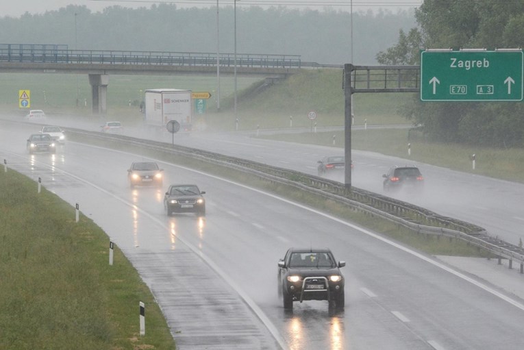 Skliski kolnici širom zemlje, na A6 se zbog ograničenja brzine vozi 80 km/h