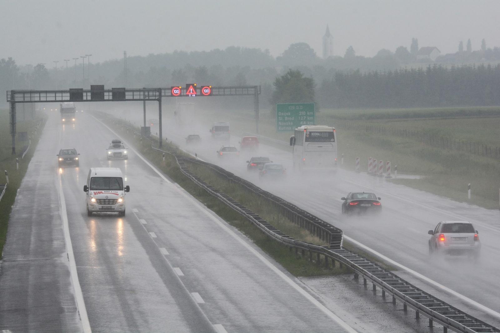 Ceste su mokre i skliske. Između Kikovice i Delnica prometuju samo auti