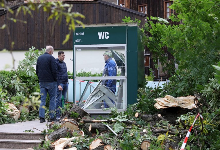 Drvo palo na javni WC u Zagrebu, čovjek ostao zarobljen unutra