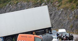 VIDEO Kamion sletio s ceste kod Gračaca i satima visio nad ponorom