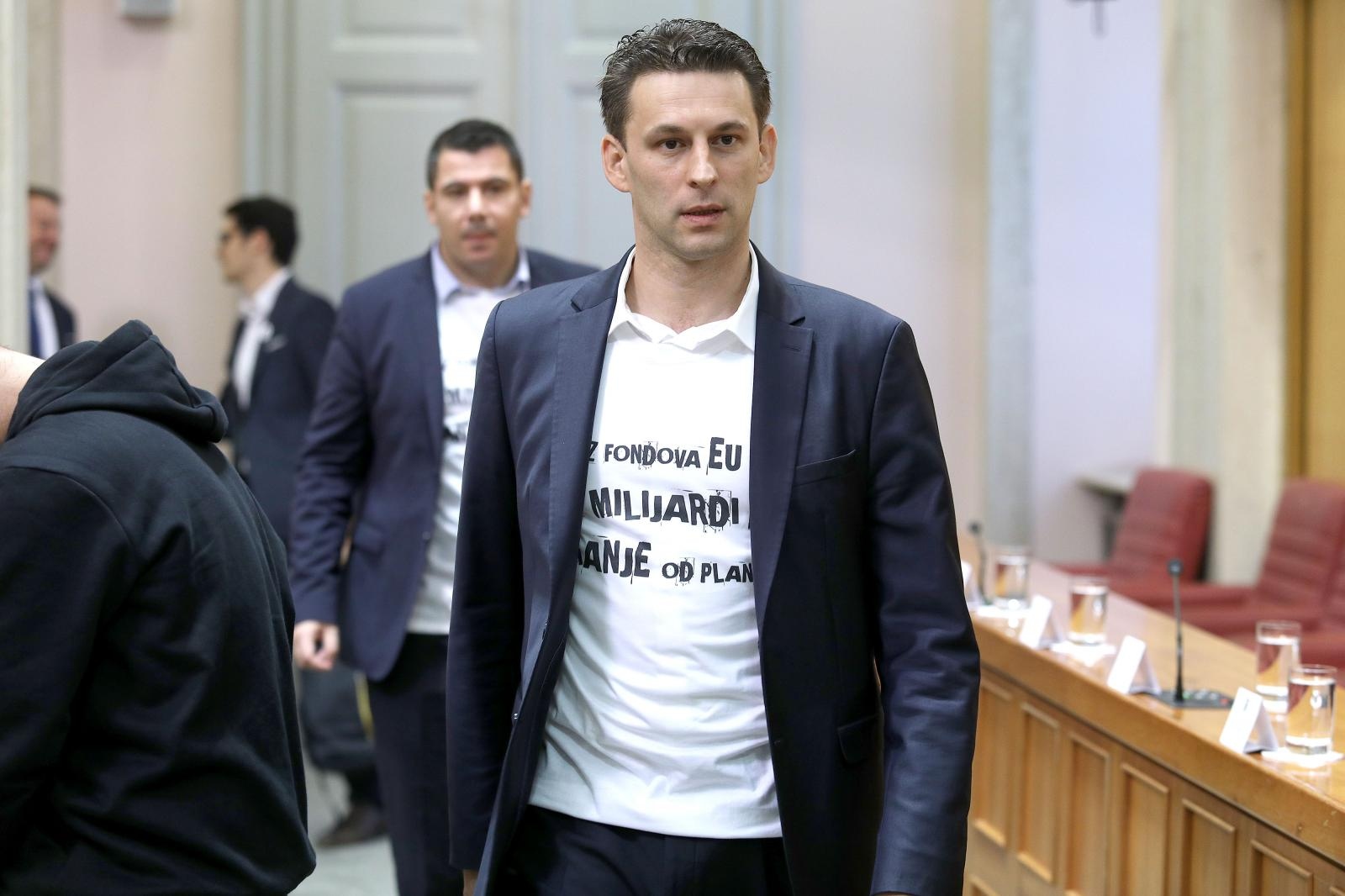 FOTO Pogledajte s kakvim su majicama mostovci došli u sabor