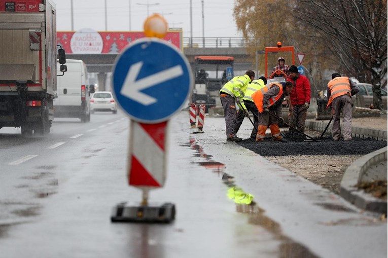 Žena hodala cestom u Zagrebu i odjednom propala. Teško je ozlijeđena