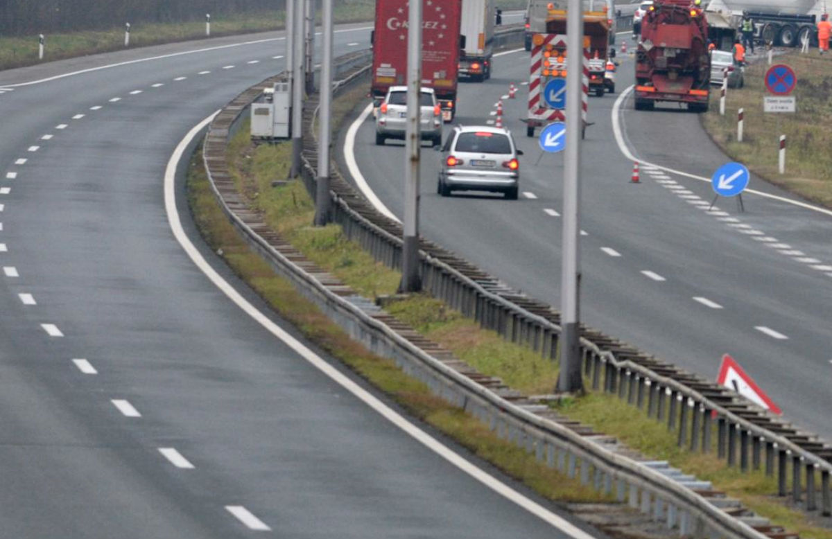 Jak vjetar, nesreće i radovi usporavaju promet na autocestama