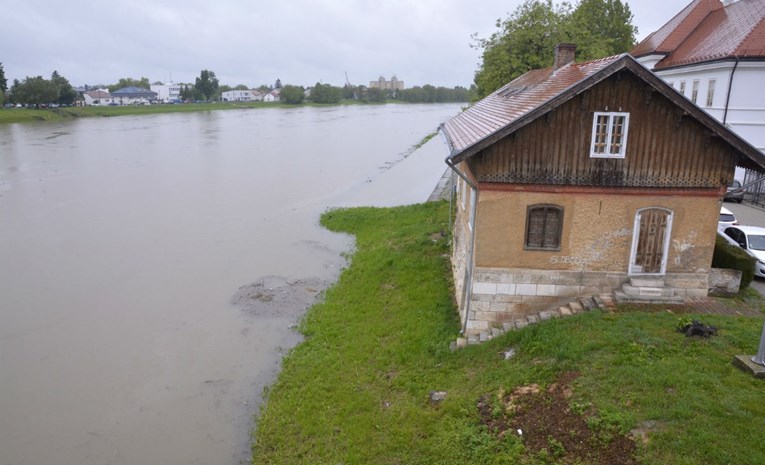 Poplave diljem zemlje: Kupa kod Farkašića i Sava kod Jasenovca i dalje u porastu