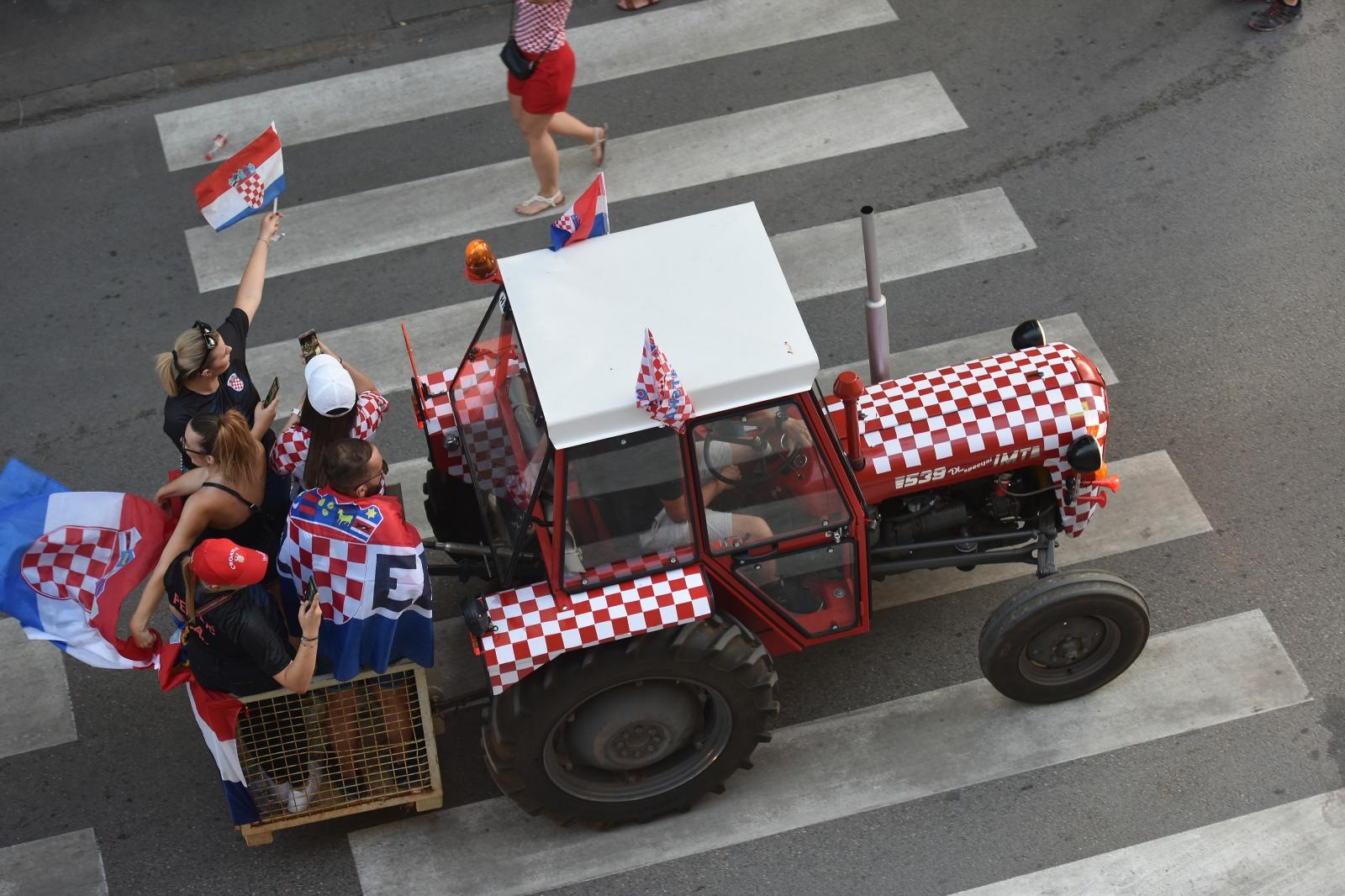 FOTO U Puli se navijači popeli na autobus, u Zagrebu zatvorili Maksimirsku