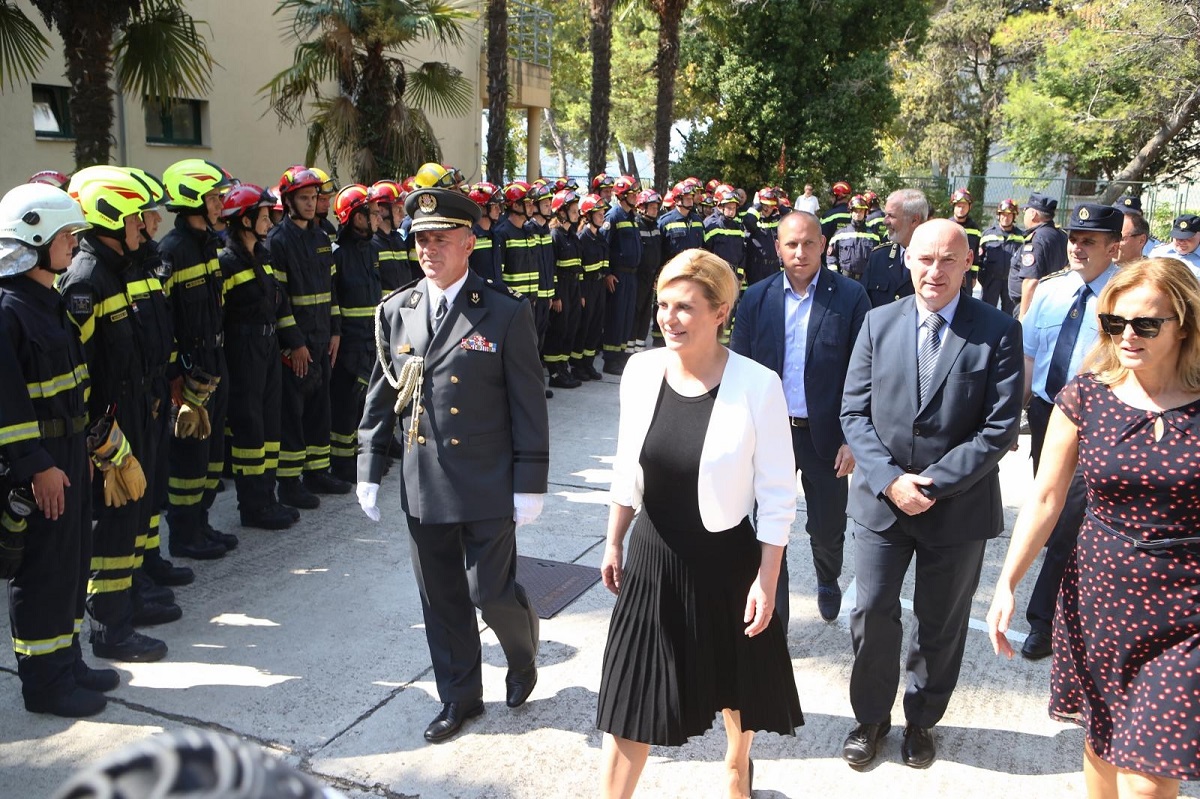 Kolinda posjetila Vatrogasno zapovjedništvo u Divuljama i nahvalila vatrogasce