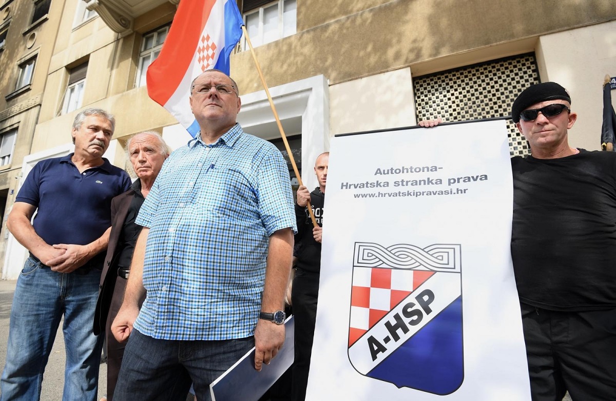 Ekstremni desničari sa zastavama HOS-a došli pred HDZ, izašla i interventna
