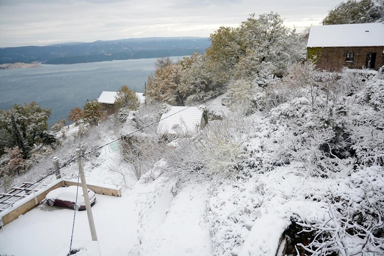 FOTO Vjetar i snijeg blokiraju promet, zabijelila se i Dalmacija