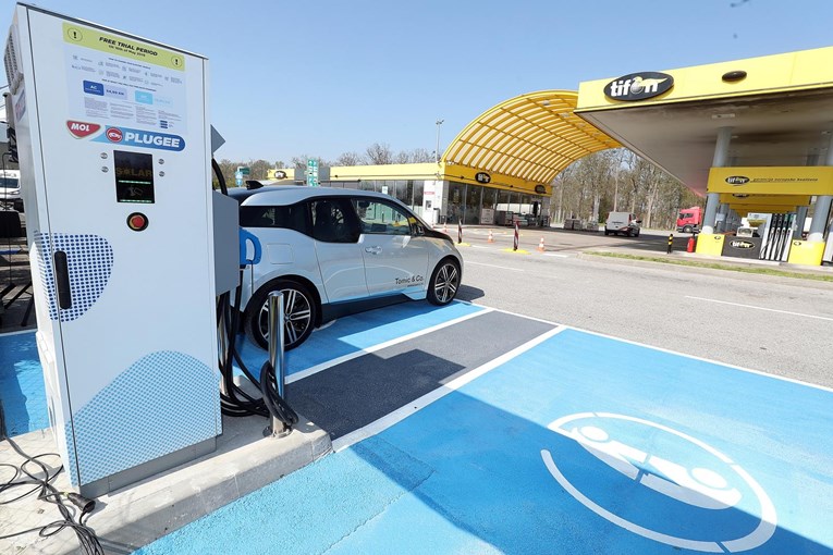 Niz punionica za električne automobile u Hrvatskoj ukida besplatno punjenje