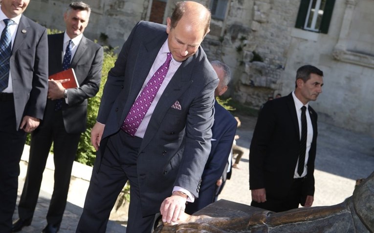 Britanski princ stigao u Split, za sreću trljao palac Grgura Ninskog