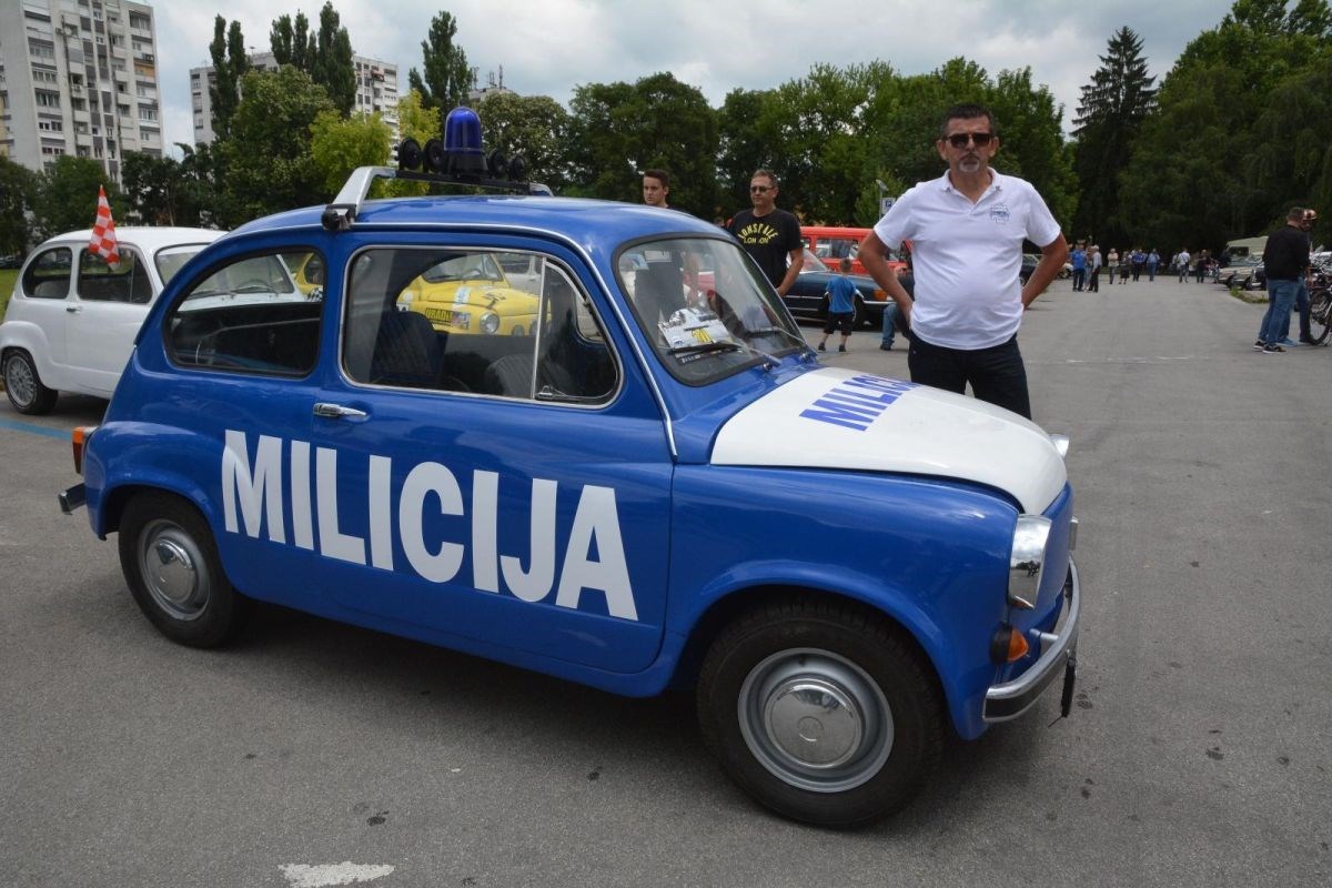 U Slavonskom Brodu skupili se oldtimeri, a ovaj fićo bio je najveći hit