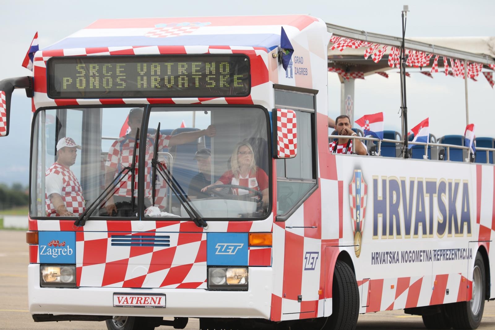 FOTO Vozačica u hrvatskom dresu za volanom autobusa kojim će Vatreni doći na Trg