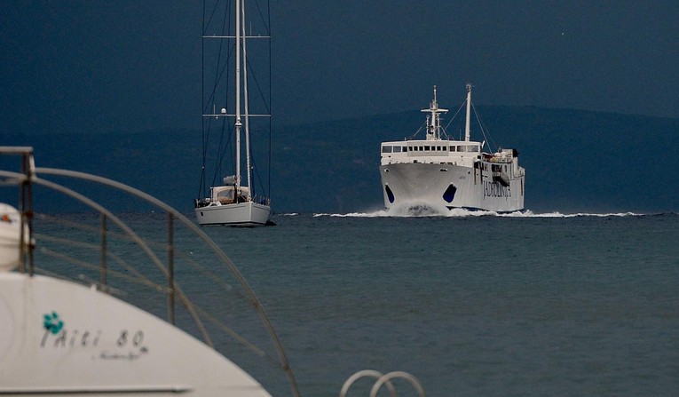Prekinuto više katamaranskih linija, problemi i na cestama