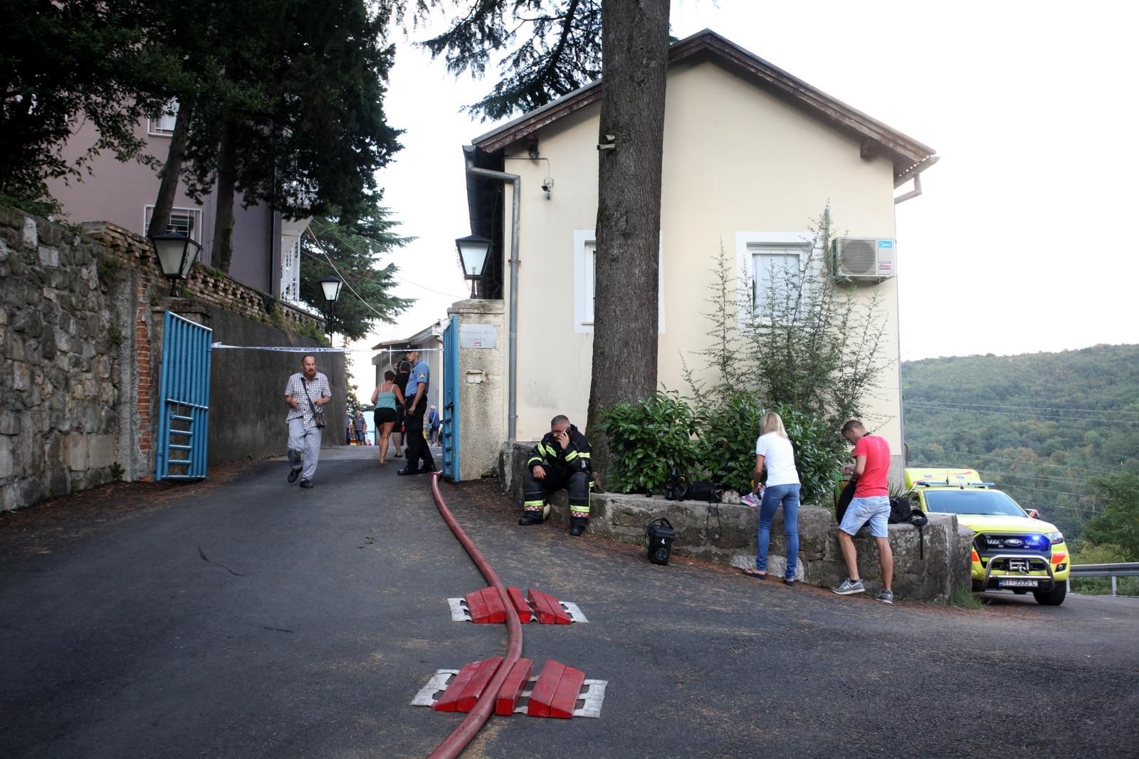 Policija počela očevid: Jedna osoba mrtva, 20 ozlijeđenih nakon požara u bolnici