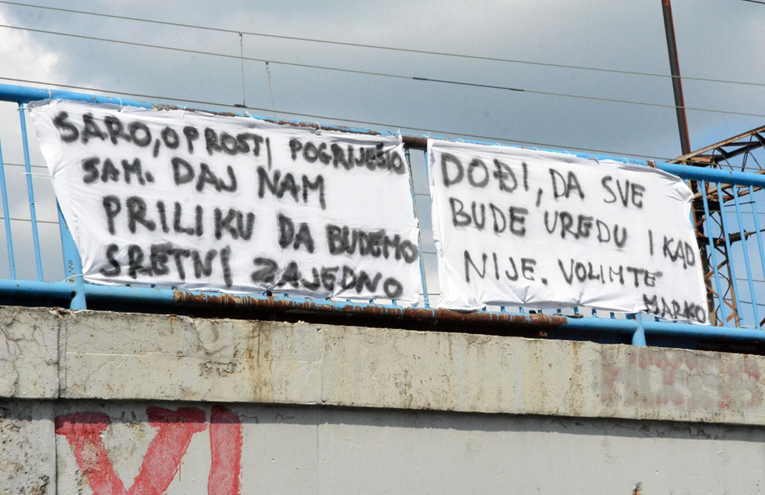 Marko moli Saru za oprost natpisom iznad podvožnjaka u Slavonskom Brodu