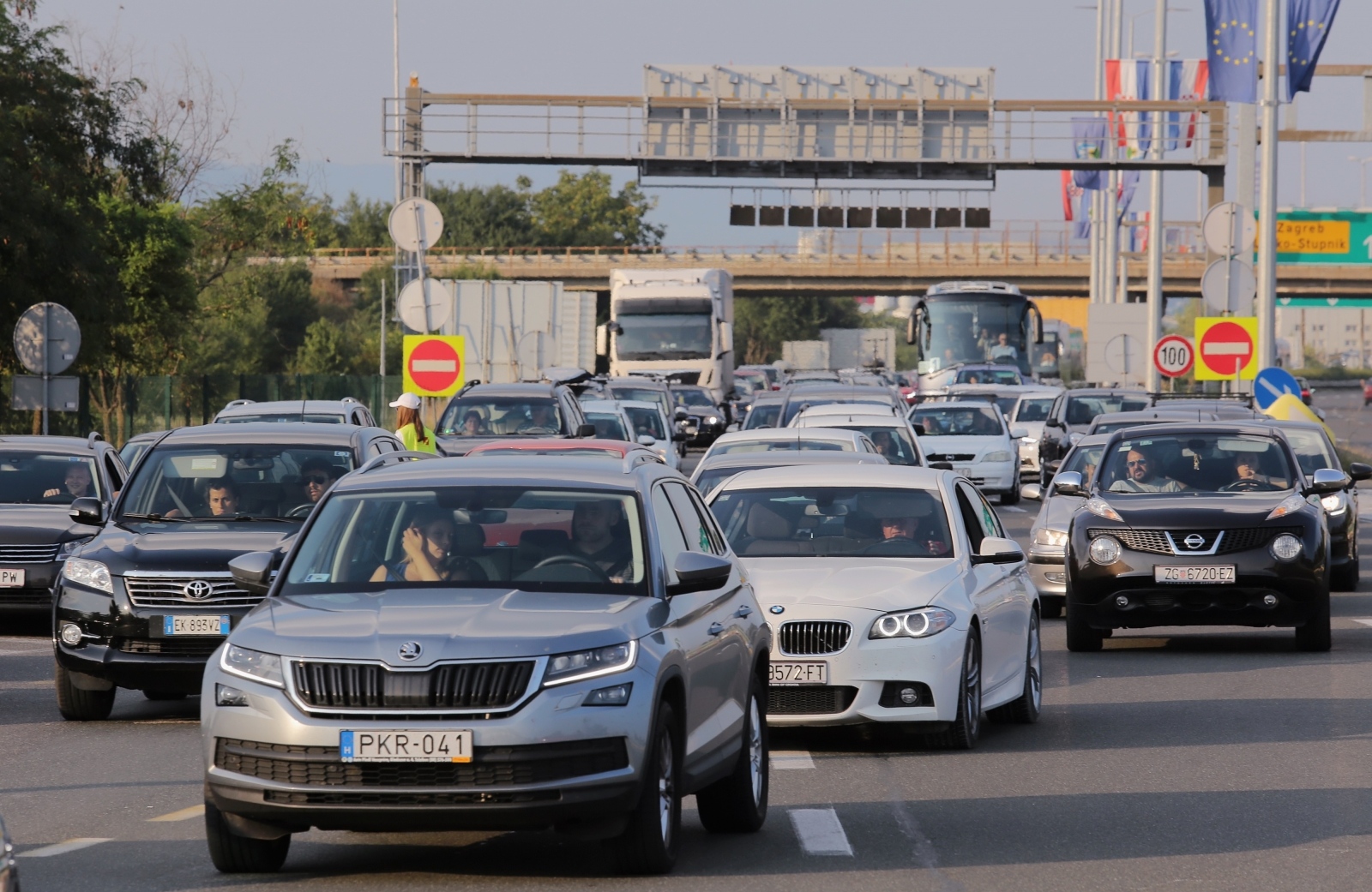 Putujete li, budite oprezni i strpljivi. Kilometarske kolone već su počele