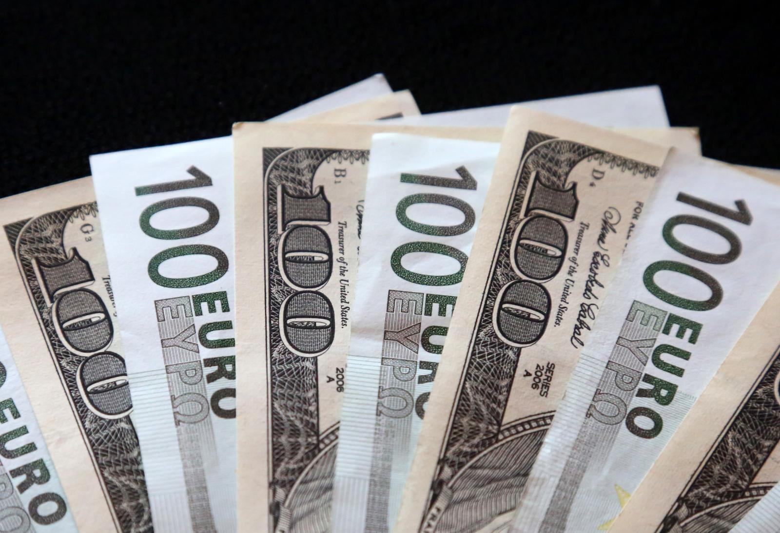 Euro naglo oslabio prema dolaru