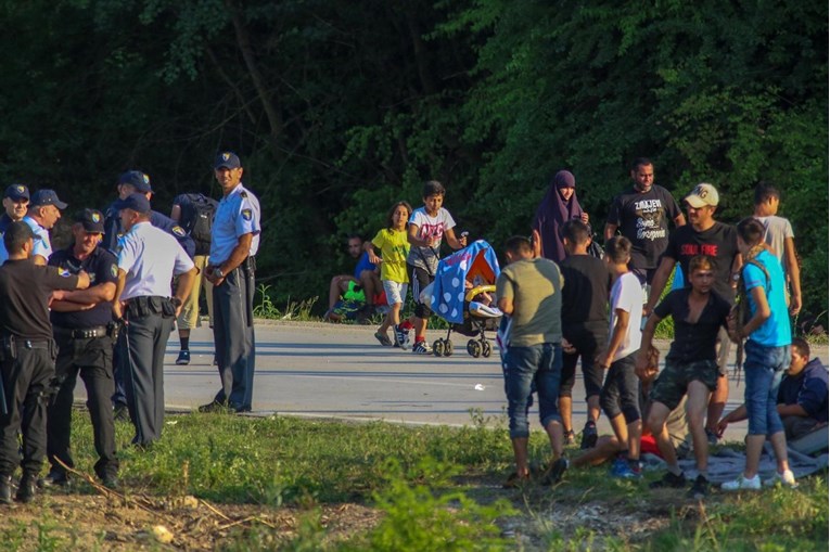 Europska komisija kaže da je većina od 4000 migranata u BiH uz hrvatsku granicu