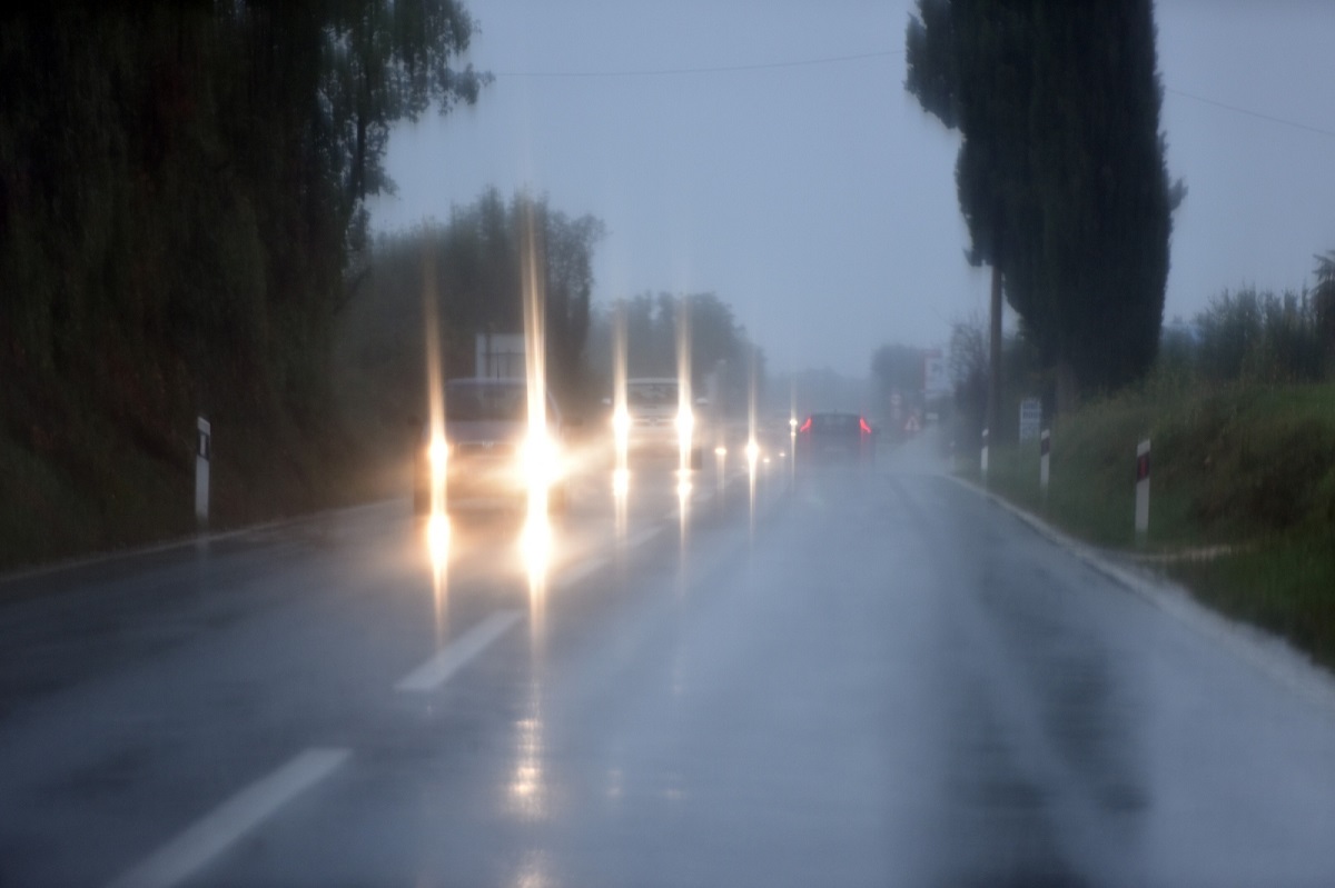 Ceste su posvuda mokre i skliske, mogući su i odroni. Vozite oprezno