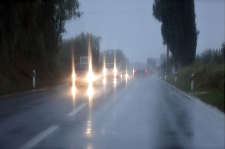 Ceste su posvuda mokre i skliske, mogući su i odroni. Vozite oprezno