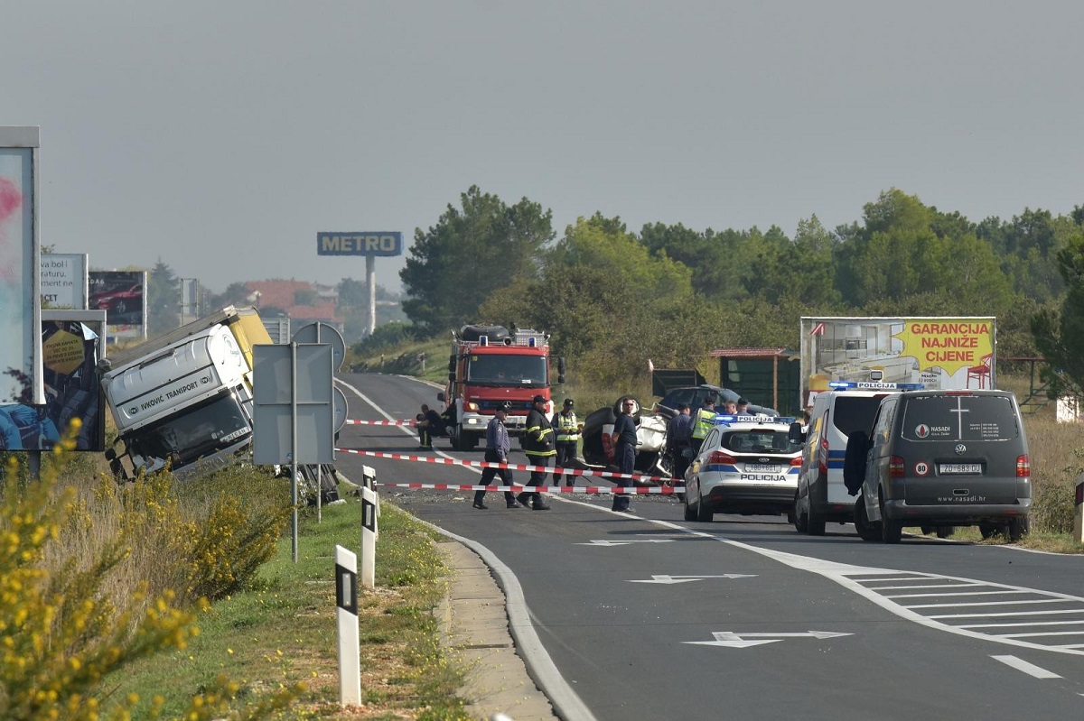 Teška nesreća kod Zadra, poginula osoba, auti su potpuno uništeni